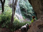 31 Sul piano ad osservare bene la cascata scrosciante  dall'alto